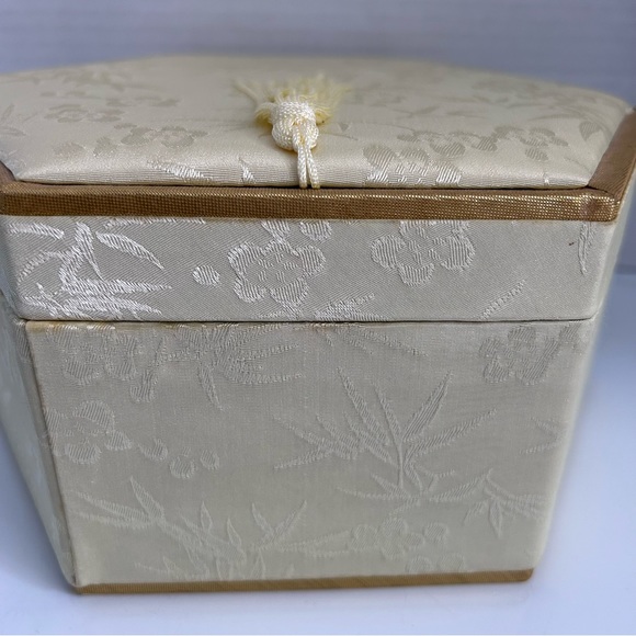 Gold fabric hexagon keepsake box - Picture 13 of 14